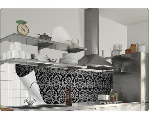 Scenă de bucătărie cu protecție de perete cu design floral și rafturi