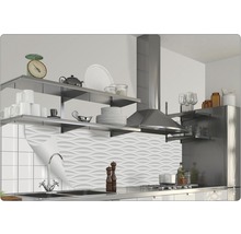 Scenă de bucătărie cu rafturi, hotă de aspirare și panouri de perete albe cu model ondulat