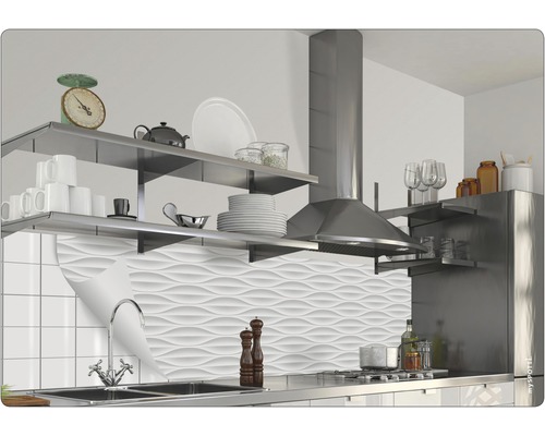 Scenă de bucătărie cu rafturi, hotă de aspirare și panouri de perete albe cu model ondulat