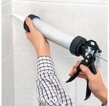 Aplicarea etanșantului cu un pistol de etanșare pe plăci