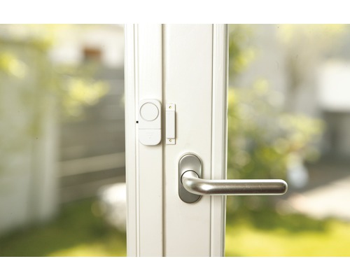 Fereastră cu un sistem de securitate instalat