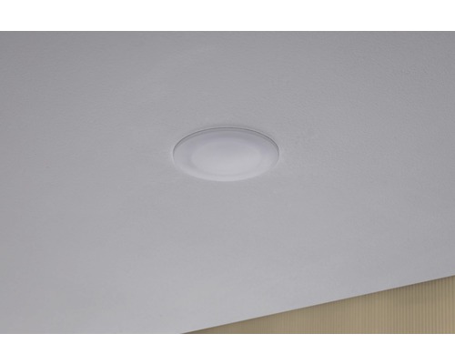 Lumină de tavan rotundă pe un tavan de cameră