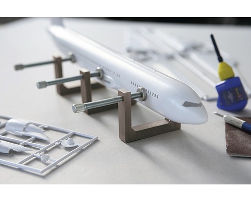 Model de avion în construcție cu unelte și adeziv