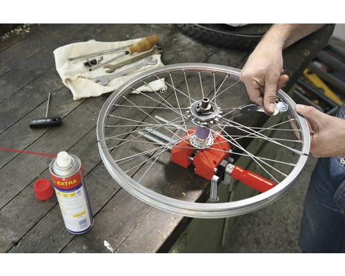 Reparație bicicletă cu scule, jantă și spițe