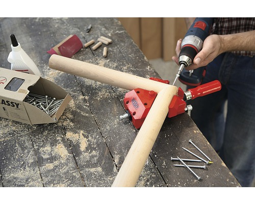 Scenă de atelier cu menghină de colț, șuruburi, dibluri și șurubelniță cu acumulator pentru prelucrarea lemnului
