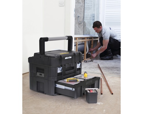 Cutie de scule cu scule într-o baie unde lucrează un meșter