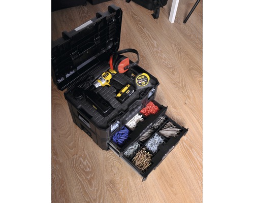 Cutie de scule deschisă cu scule și accesorii