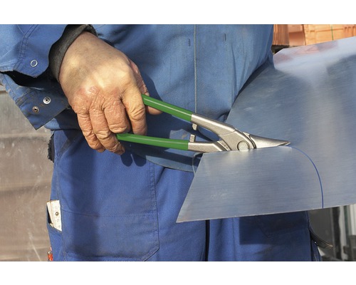 Artizan taie tablă cu foarfeca de tablă