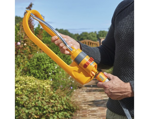 Aspersor de grădină cu racord de furtun în utilizare