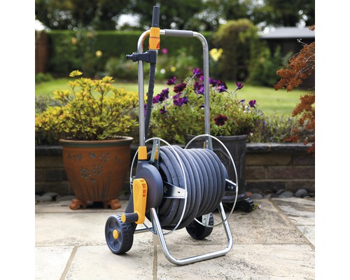 Cărucior pentru furtun de grădină cu furtun pe o terasă