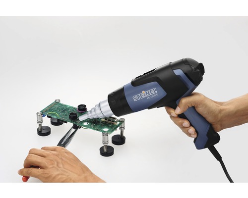 Pistol cu aer cald la lipirea unei plăci de circuit cu pensetă și suport