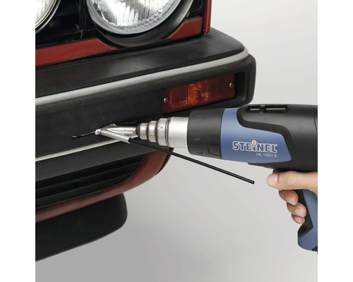 Pistol cu aer cald Steinel HL 1920 E utilizat pe o mașină.