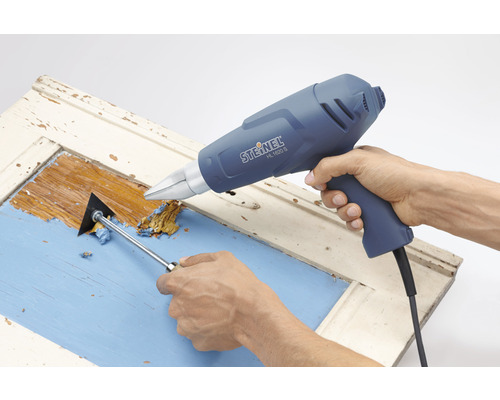 Îndepărtarea vopselei cu un pistol cu aer cald și o racletă.