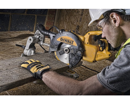 Un muncitor folosește un ferăstrău circular DeWalt pentru a tăia o bucată de lemn.