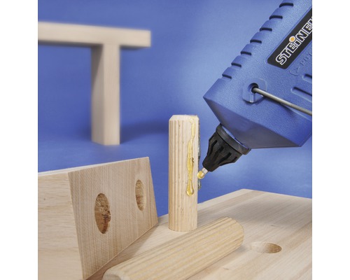 Pistol de lipit cu topire la cald aplicând adeziv pe un diblu