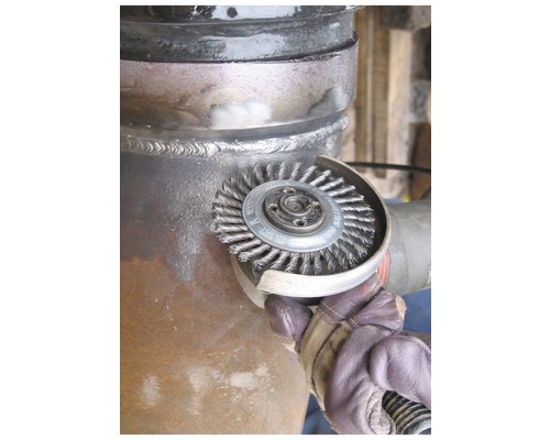 Perie de sârmă utilizată pe o îmbinare de țeavă metalică