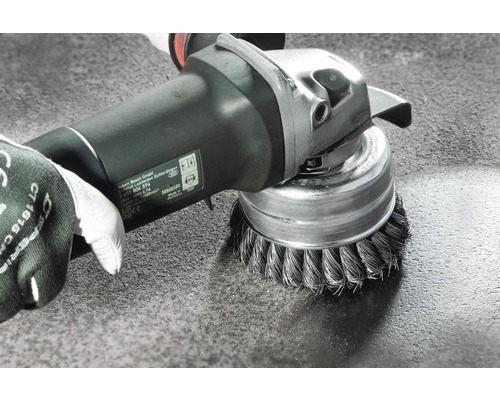 Accesoriu perie de sârmă folosit pe o mașină de șlefuit