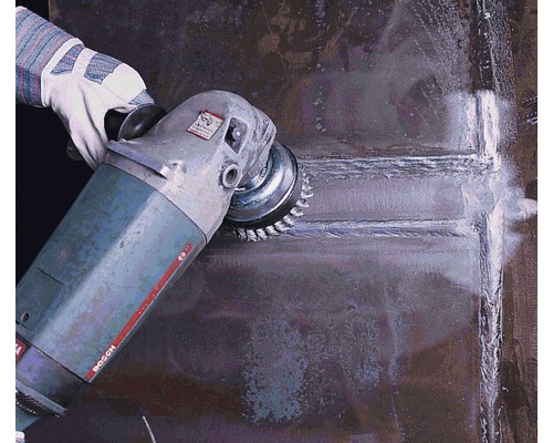 O mână cu mănușă șlefuiește o suprafață metalică cu o mașină de șlefuit.