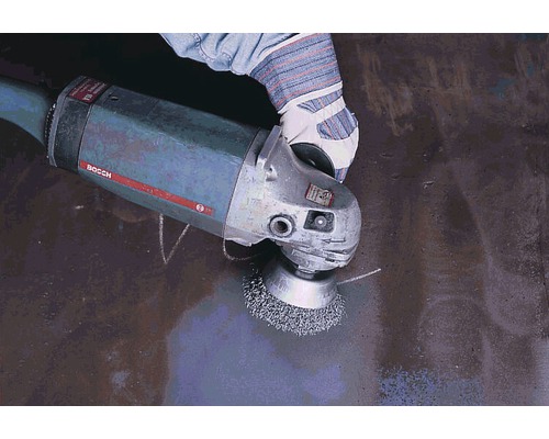 O persoană folosește o perie unghiulară Bosch pentru curățarea unei suprafețe metalice.