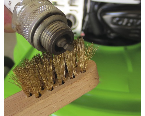 Bujia este curățată cu o perie de sârmă.