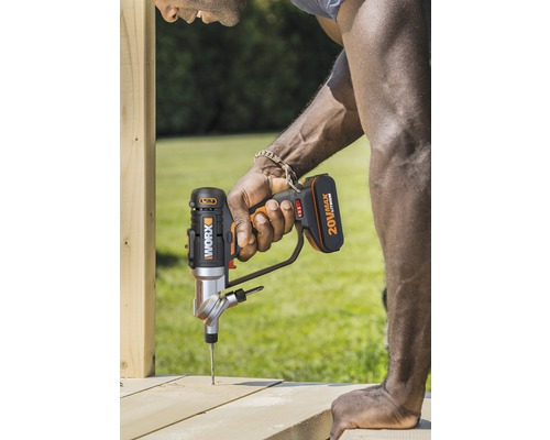 Mașină de înșurubat cu acumulator de la Worx înșurubează un șurub în lemn