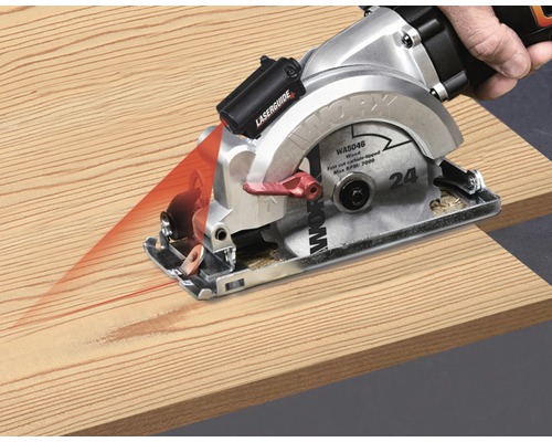 Fierăstrău circular portabil tăind o scândură de lemn cu ghidare laser