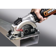 Fierăstrău circular pentru metal WORX care taie un profil metalic