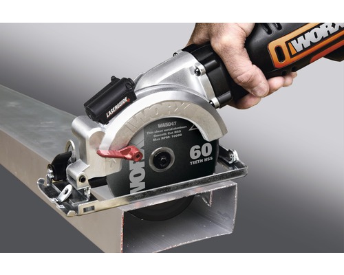 Fierăstrău circular pentru metal WORX care taie un profil metalic