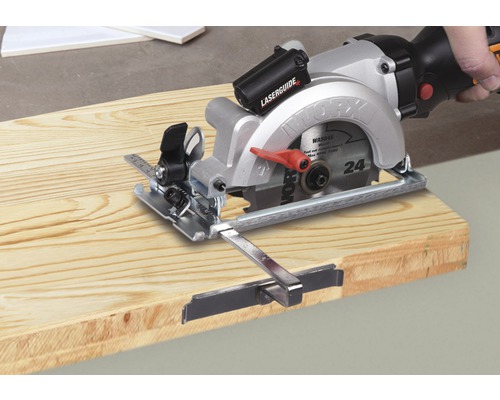 Fierăstrău circular manual WORX care taie o scândură de lemn