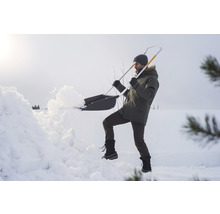 O persoană îndepărtează zăpada cu o lopată de zăpadă.