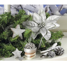 Decorațiuni de Crăciun cu crenguțe de brad, stele, Crăciuniță, batoane de scorțișoară și conuri de pin