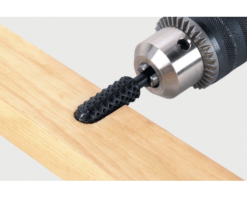 Rașpel rotativ pe o mașină de găurit în timpul prelucrării unei bucăți de lemn