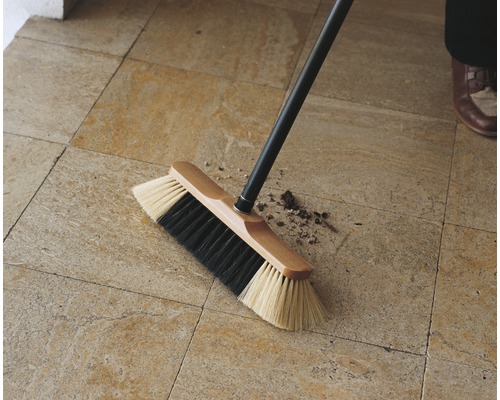 Perie cu mâner de lemn pentru curățarea unei podele placate cu gresie