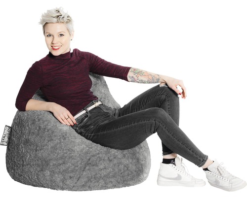 Femeie șezând într-un puf gri.
