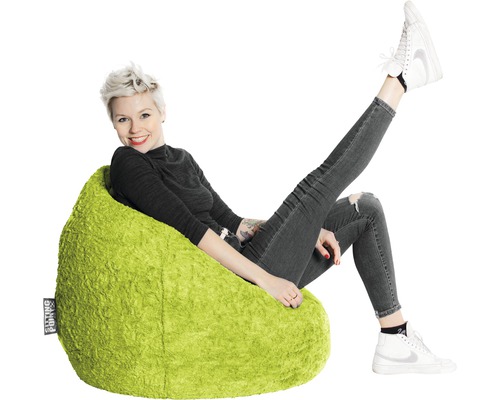 Femeie șezând într-un sac de fasole verde de la Sitting Point