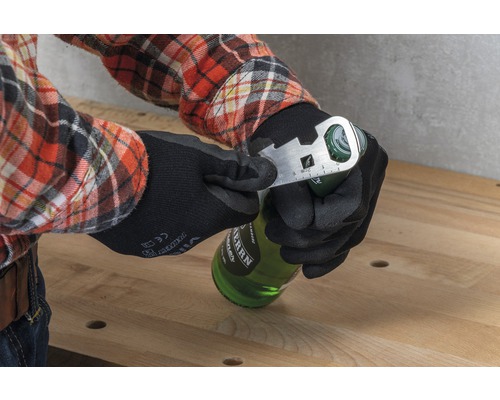 O persoană cu mănuși de lucru deschide o sticlă cu un instrument multifuncțional.