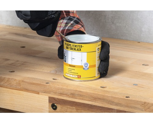 Cutie de vopsea acrilică pentru ferestre și uși pe un banc de lucru