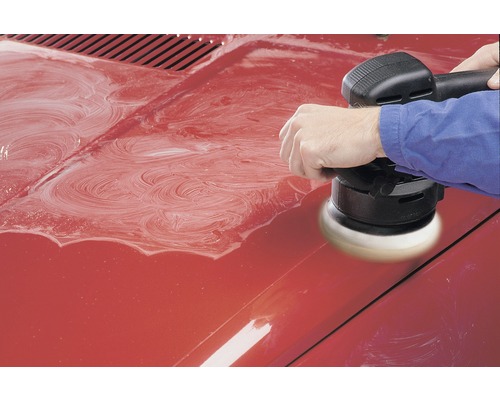 Lustruire vopsea auto cu o mașină de lustruit