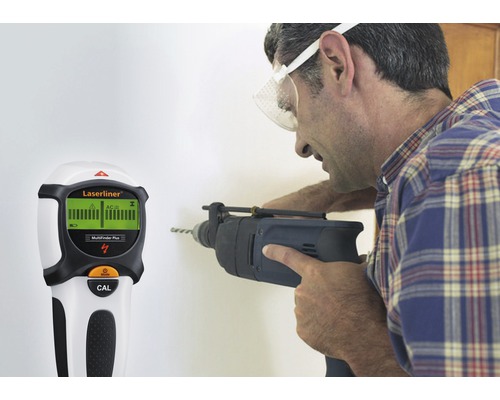 Bărbat găurind un perete cu o mașină de găurit, în timp ce un Laserliner Multifinder Plus este folosit pentru a detecta conductele