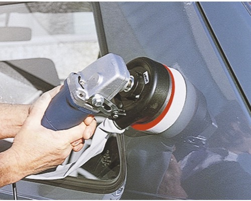 Mașină de polish auto în uz pe un vehicul.