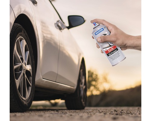 O mână ține un spray Maston Etch 1K Primer în fața unei mașini.