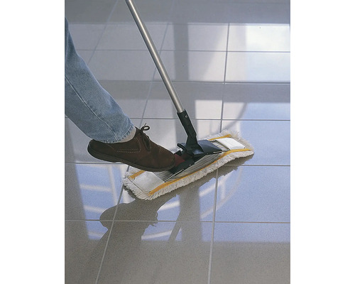 Persoană ștergând podeaua cu gresie cu un mop.