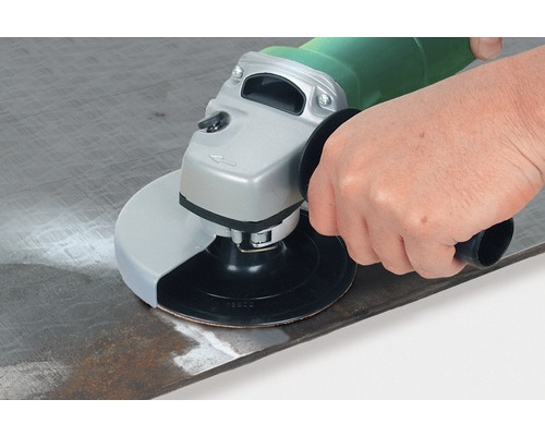 O persoană șlefuiește metal cu un polizor unghiular.