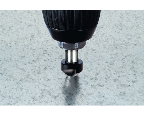 Burghiu care execută o gaură într-o bucată de metal