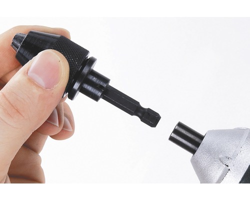 Mână ținând adaptor mandrin cu schimbare rapidă pentru mașină de găurit
