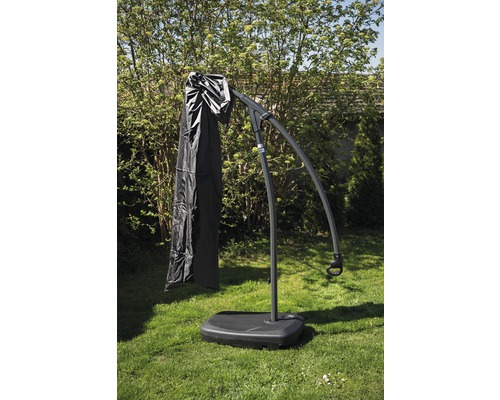 Umbrelă de soare cu braț lateral și husă de protecție pe un gazon