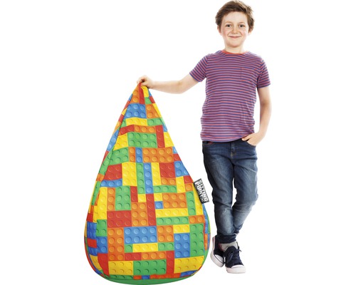 Băiat lângă un sac de fasole cu model colorat de blocuri de construcție