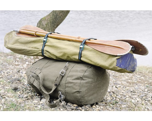 Padele într-o geantă pe o geantă de voiaj