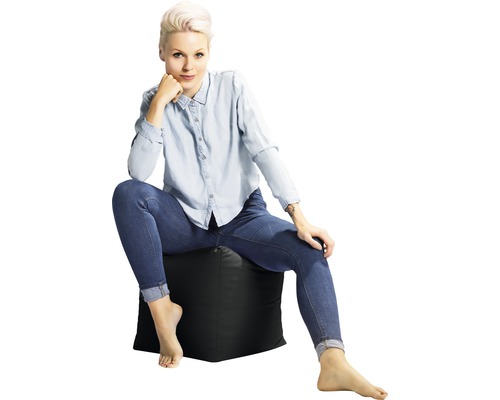 Femeie stând pe un sac de fasole negru