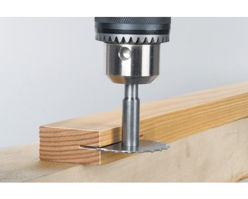 Freză de canelură atașată la mașină de găurit în timpul frezării unei plăci de lemn